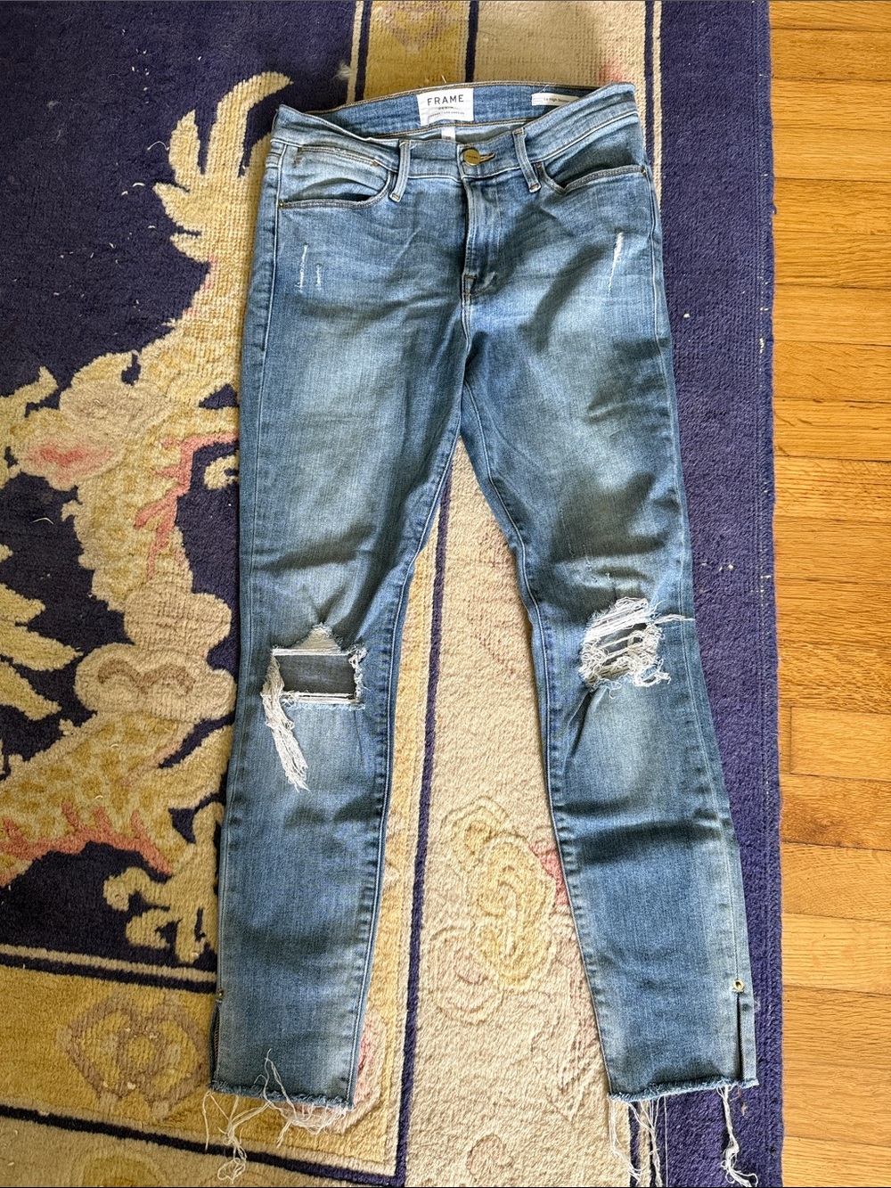 Frame Denim “Le High Skinny” Jeans in Distressed Light Blue. Size 28